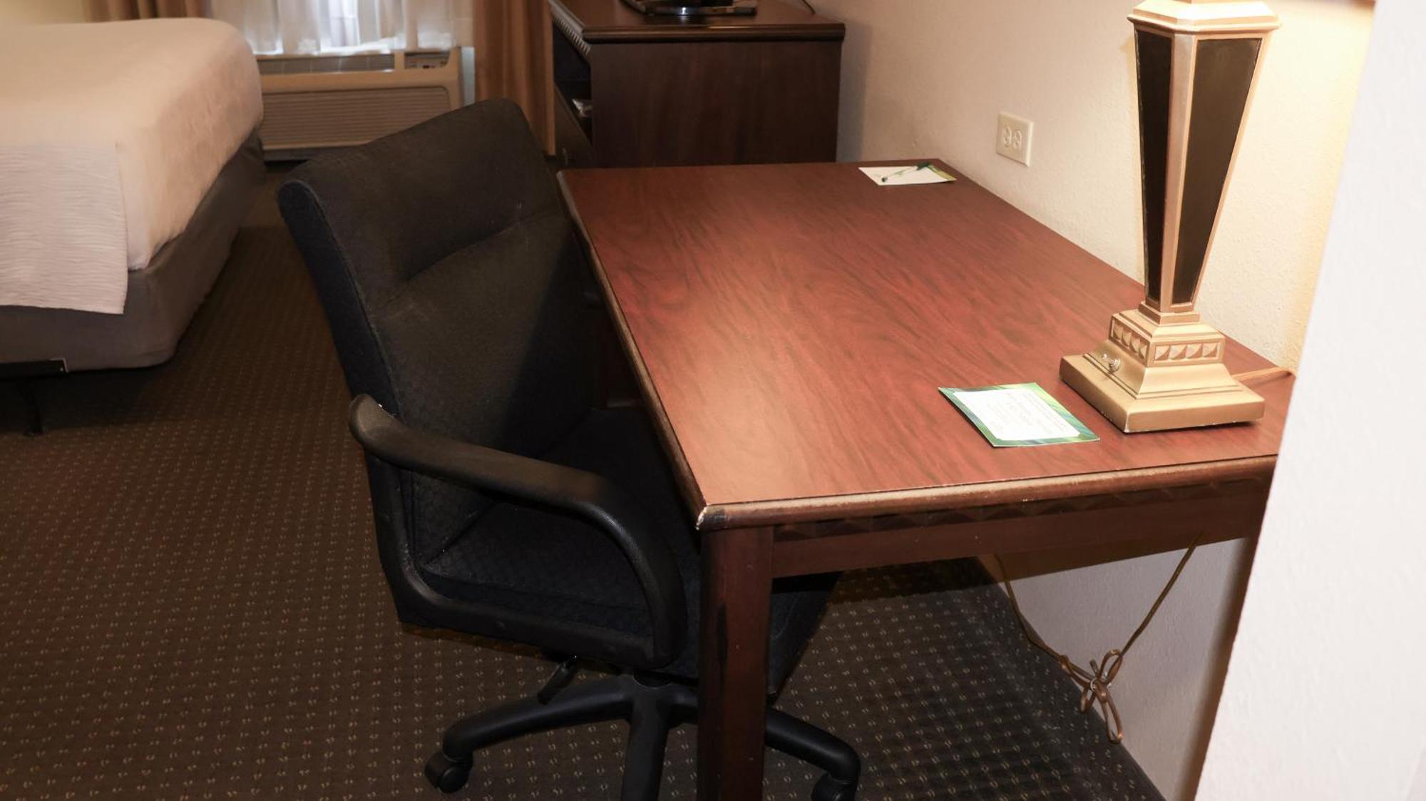 Hotel Wingate By Wyndham - Complimentary Area Shuttle