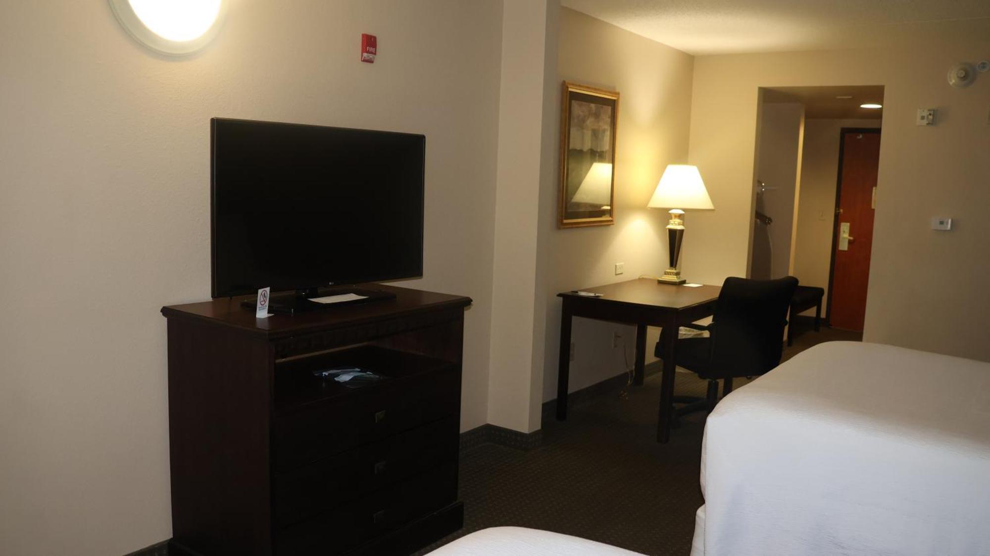 Wingate By Wyndham - Complimentary Area Shuttle 3*