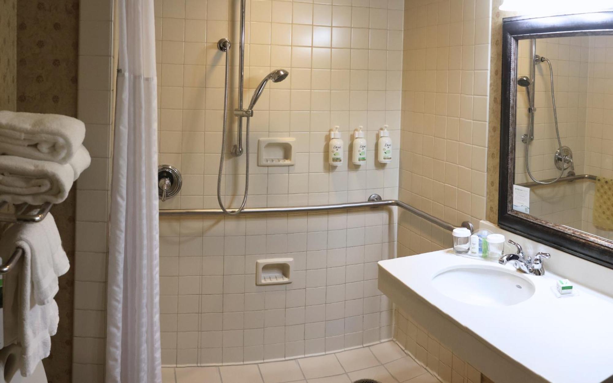 Hotel Wingate By Wyndham - Complimentary Area Shuttle