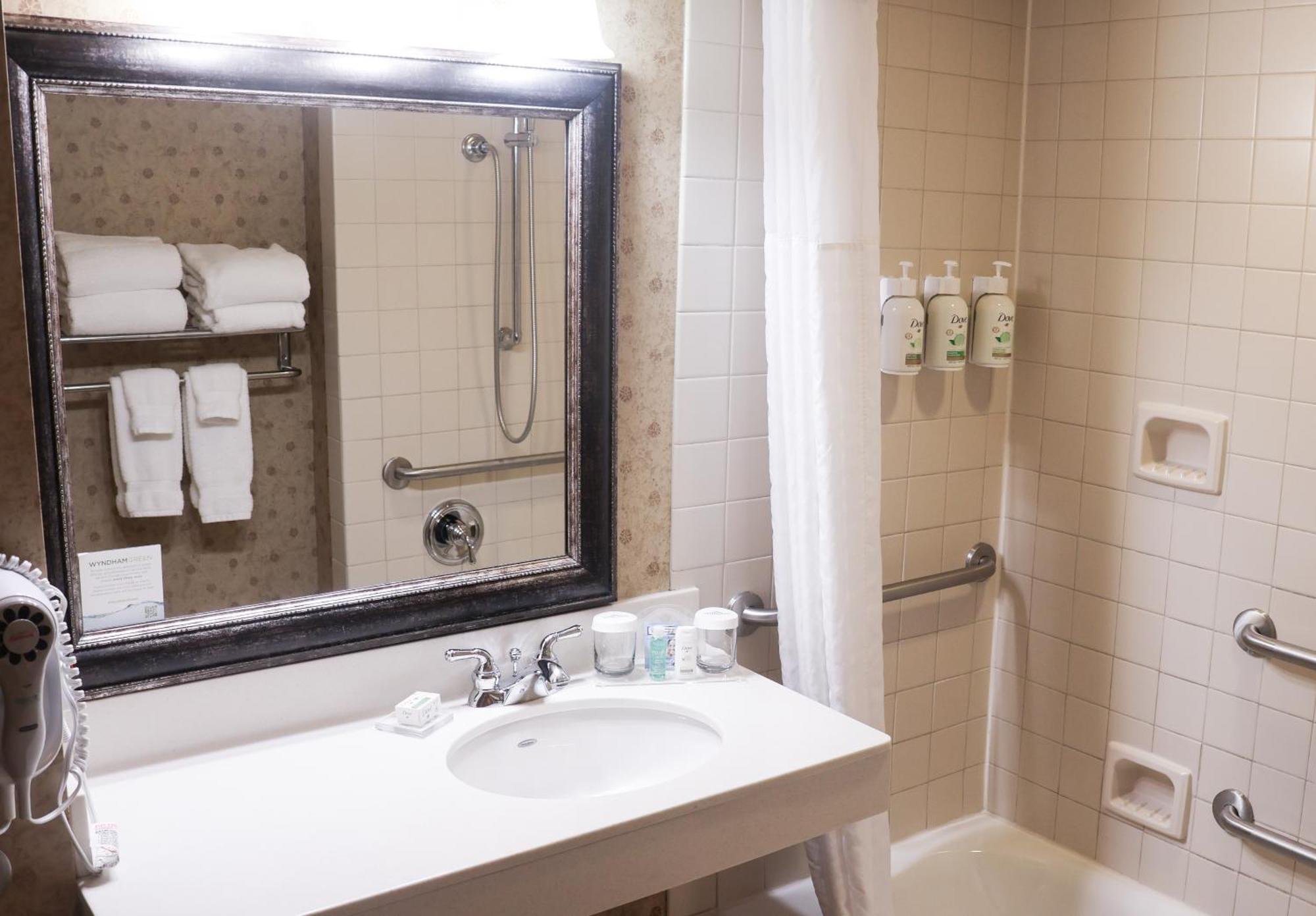 Wingate By Wyndham - Complimentary Area Shuttle Peoria
