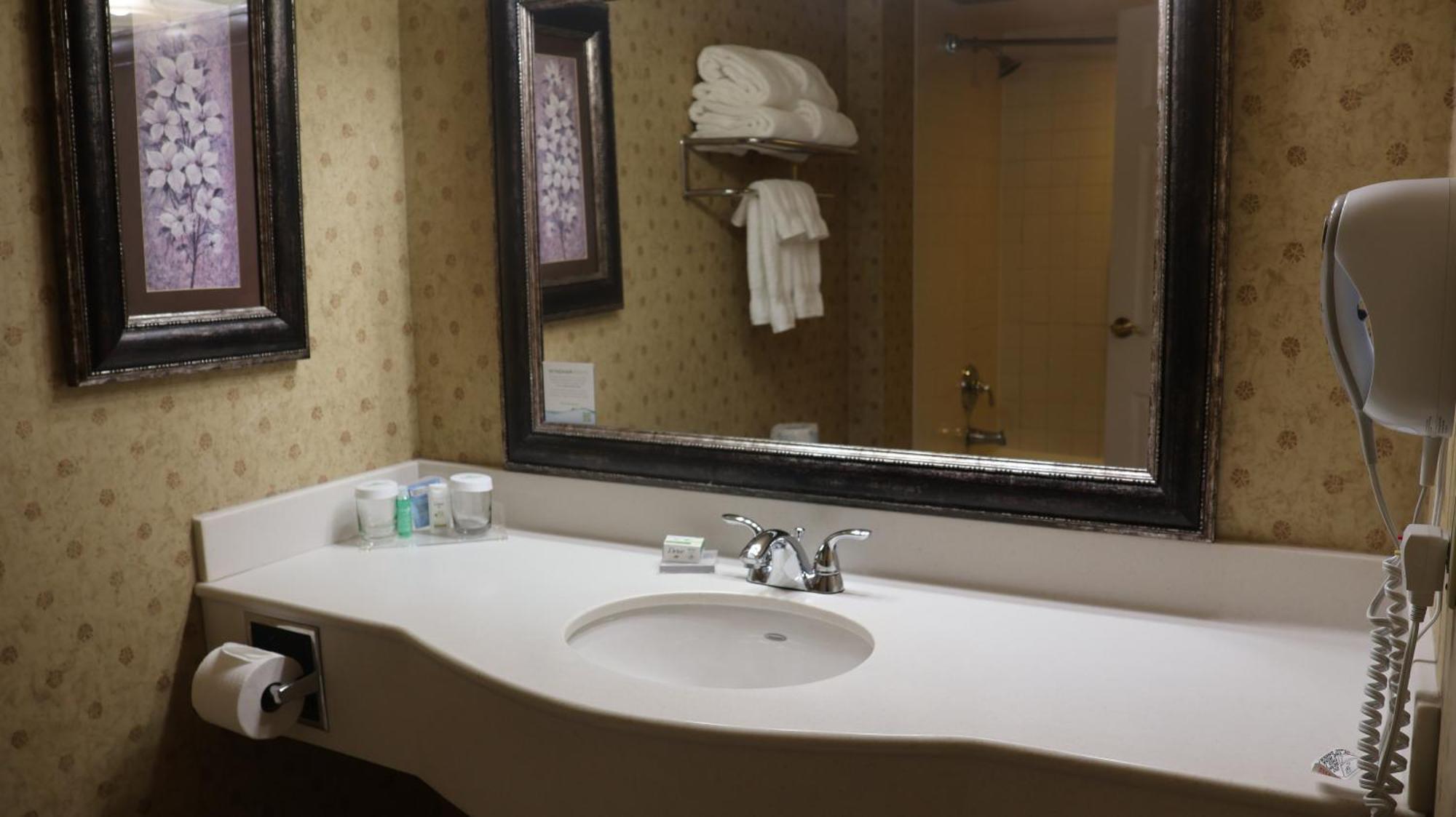 Wingate By Wyndham - Complimentary Area Shuttle Peoria