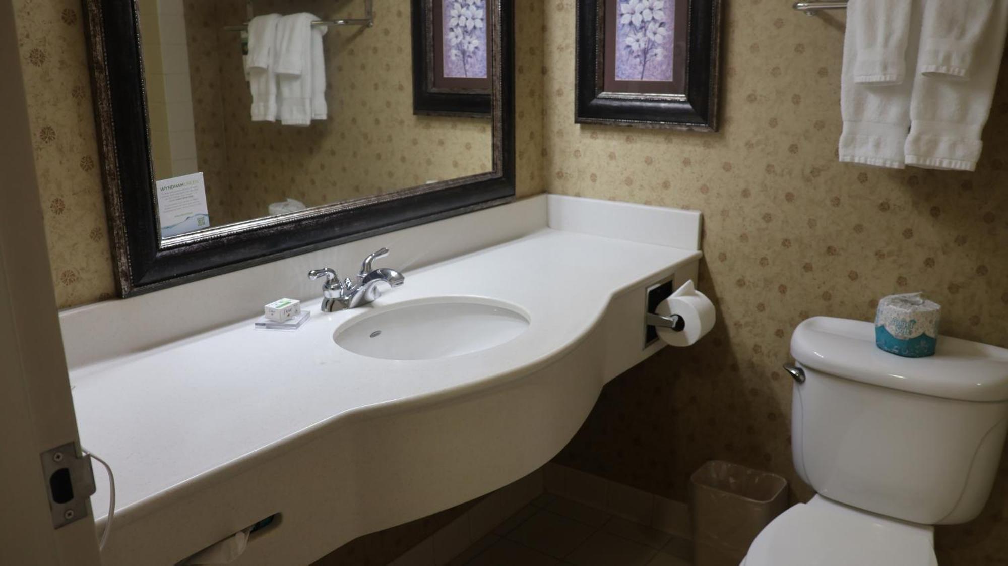 Wingate By Wyndham - Complimentary Area Shuttle 3*